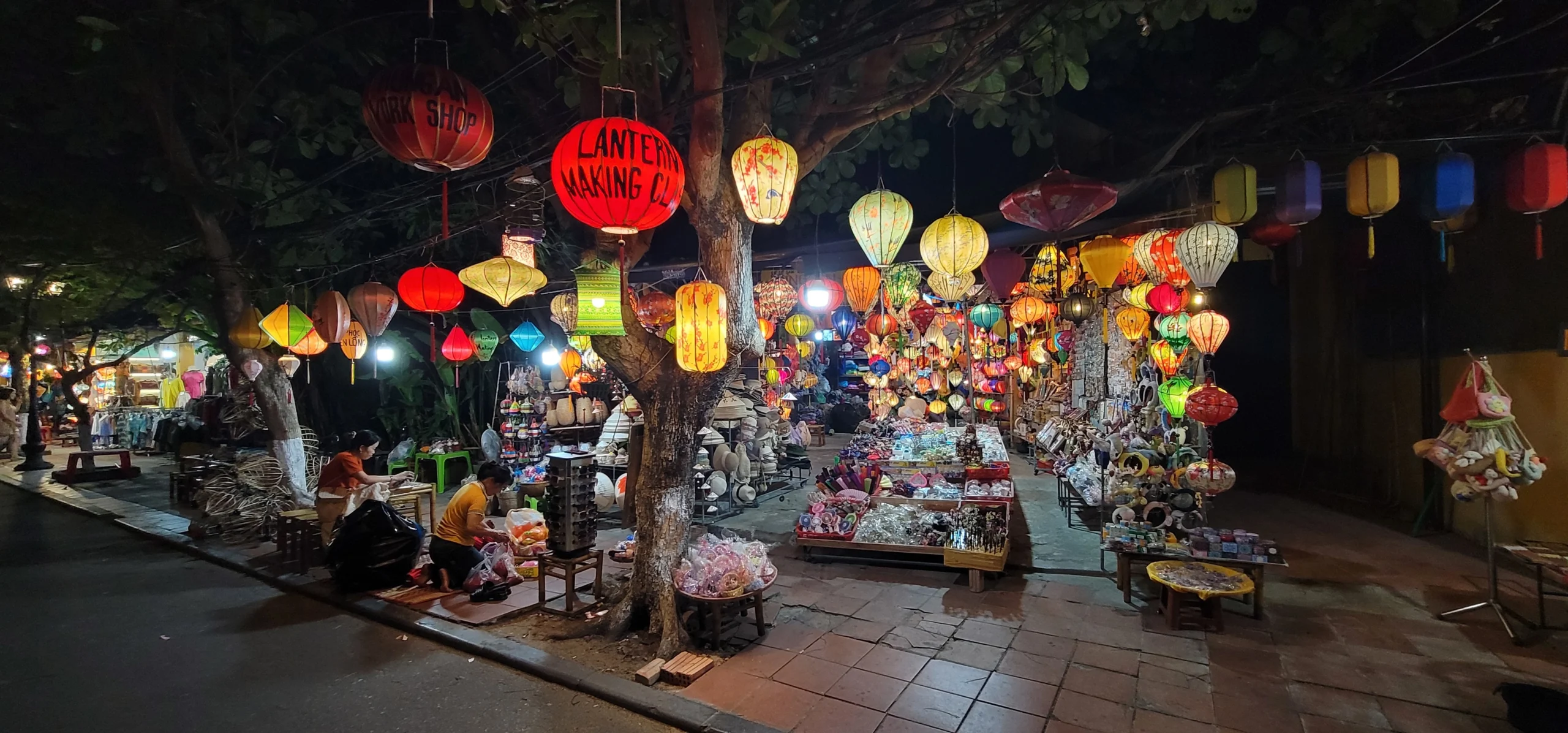 Hôi Ann Market, Street at night