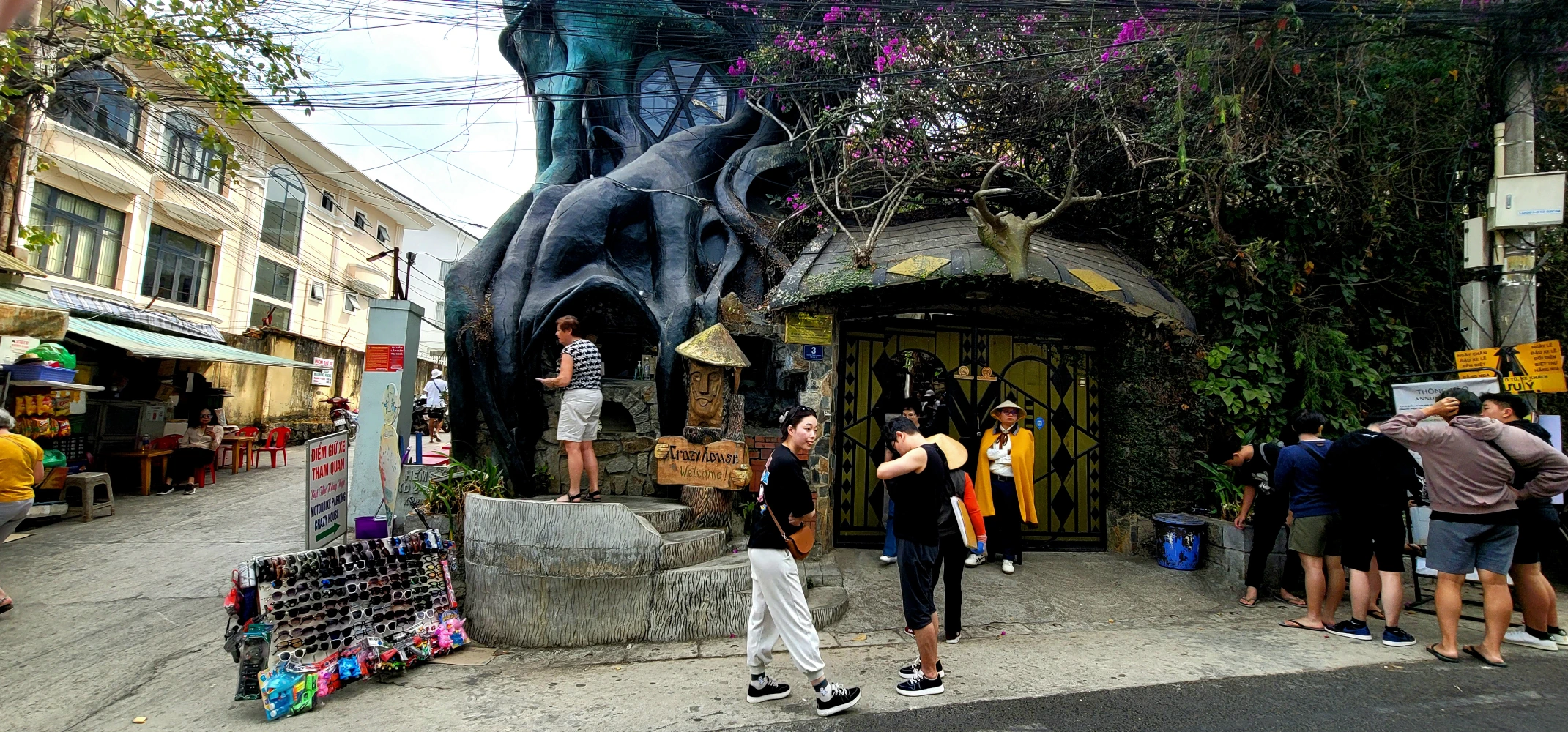 Crazy House, Entrance