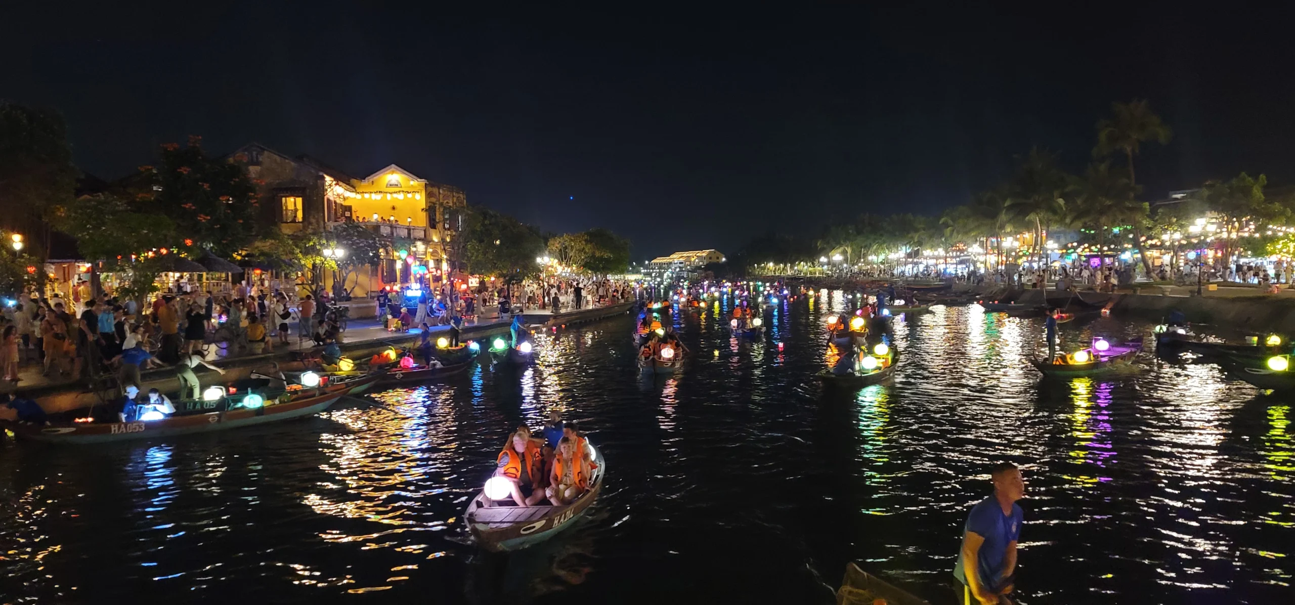 Hôi Ann, Boat on the river at night
